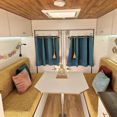 Static Camper In Front Of The Sea キャンプ場 エル・メダノ