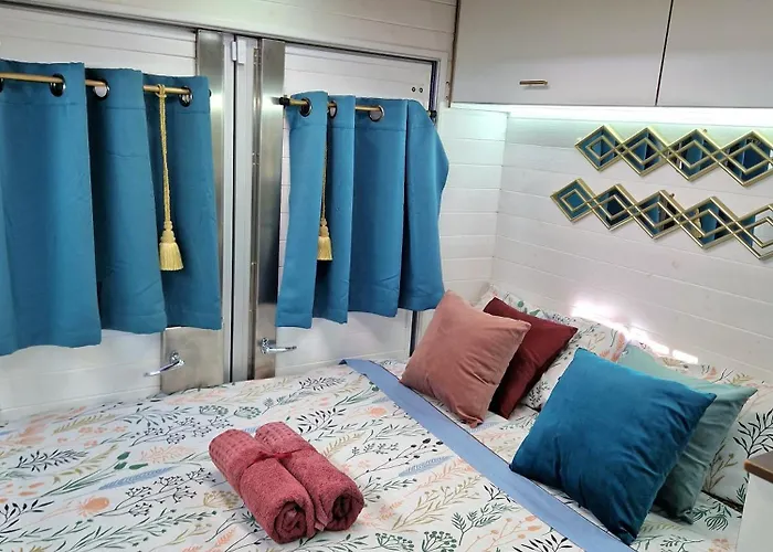 Kemping Static Camper In Front Of The Sea *